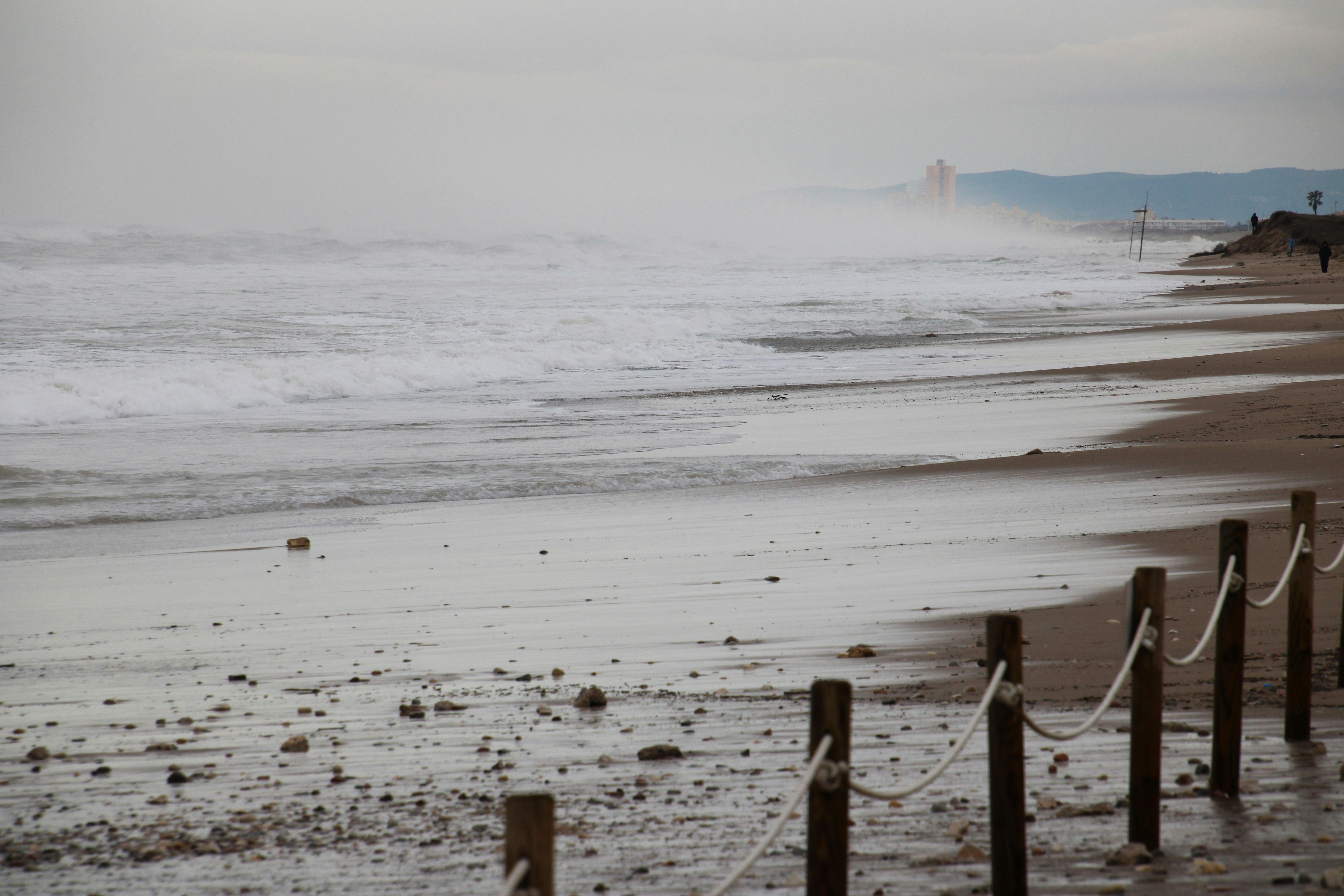 Playa en día de tormenta.