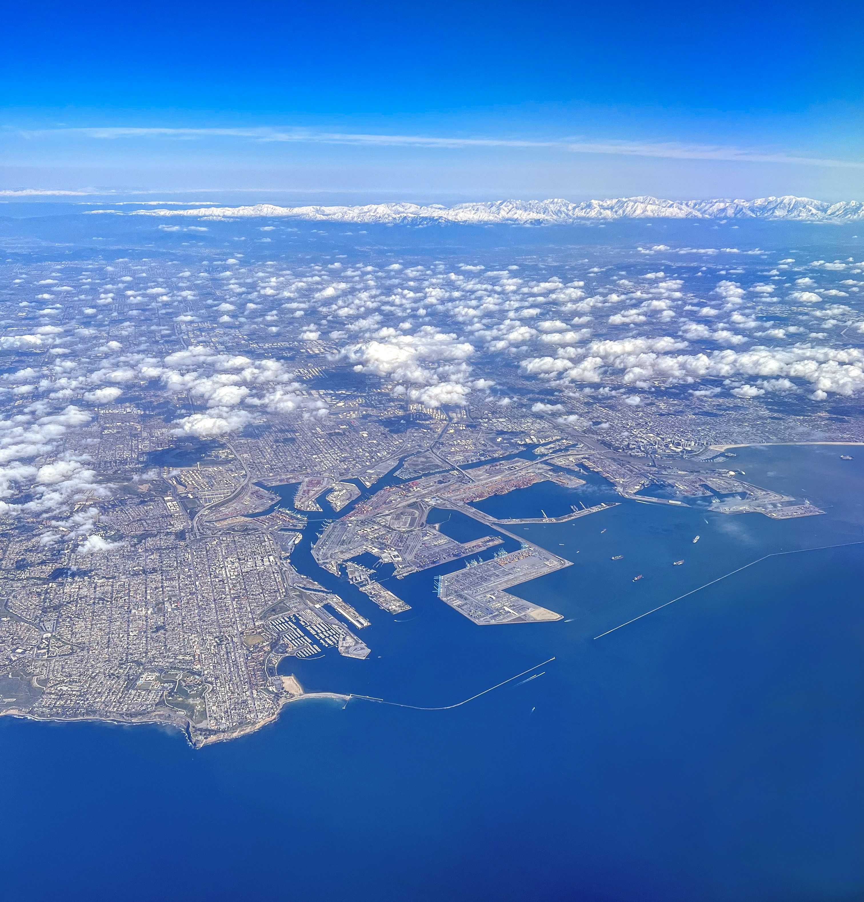 une vue aérienne d’un grand plan d’eau