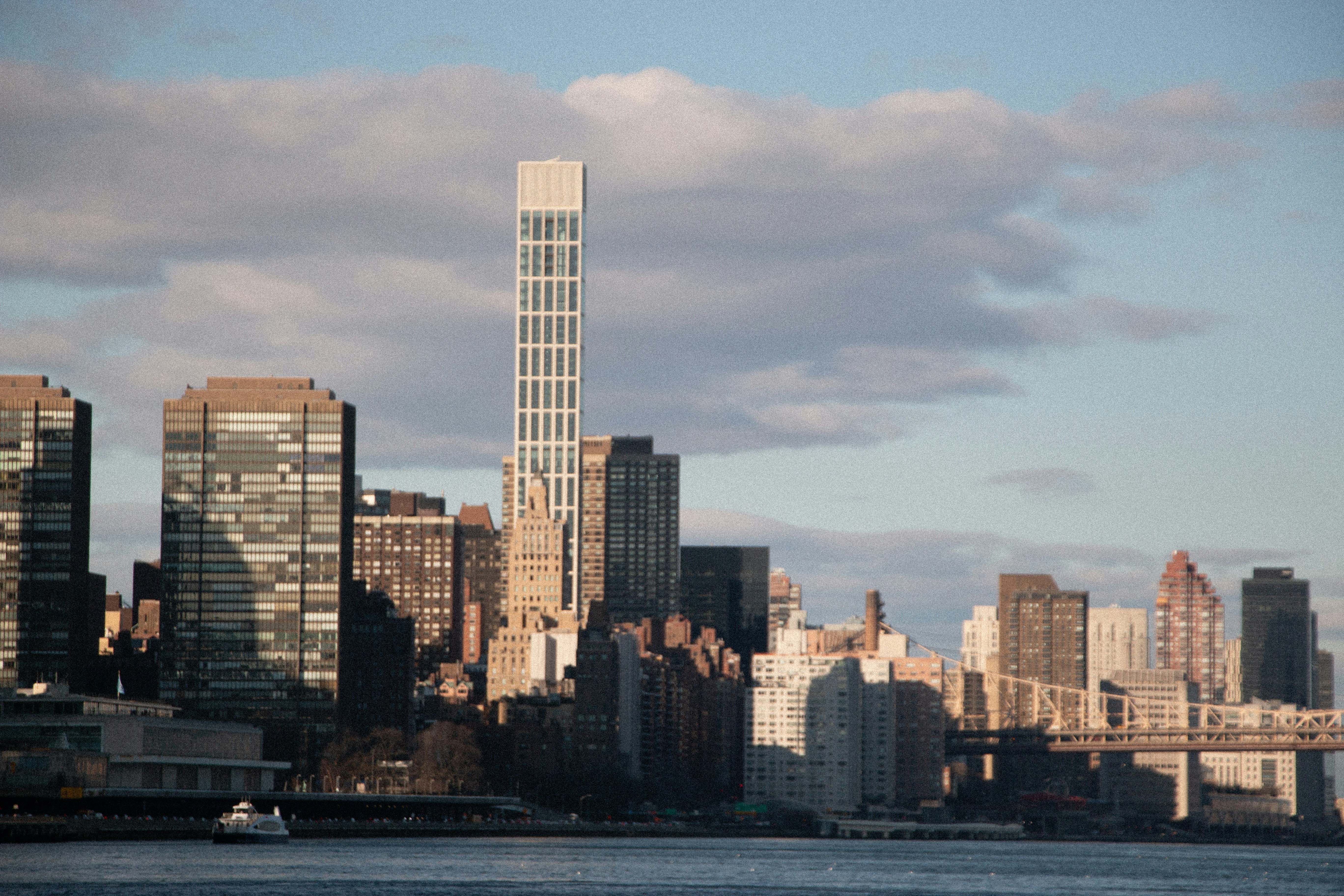 Ein Boot steht im Wasser vor einer Großstadt