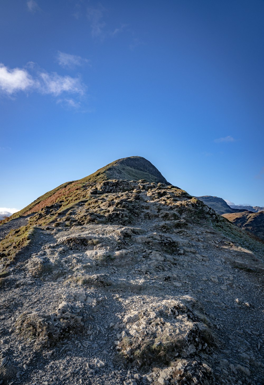 Une très haute colline avec un ciel en arrière-plan