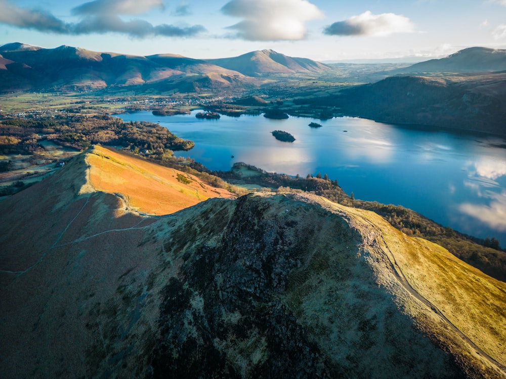 uma vista aérea de um lago cercado por montanhas