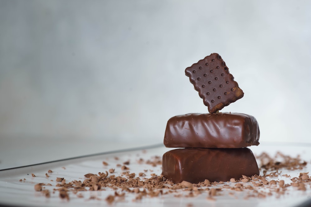 Un primer plano de una barra de chocolate en un plato