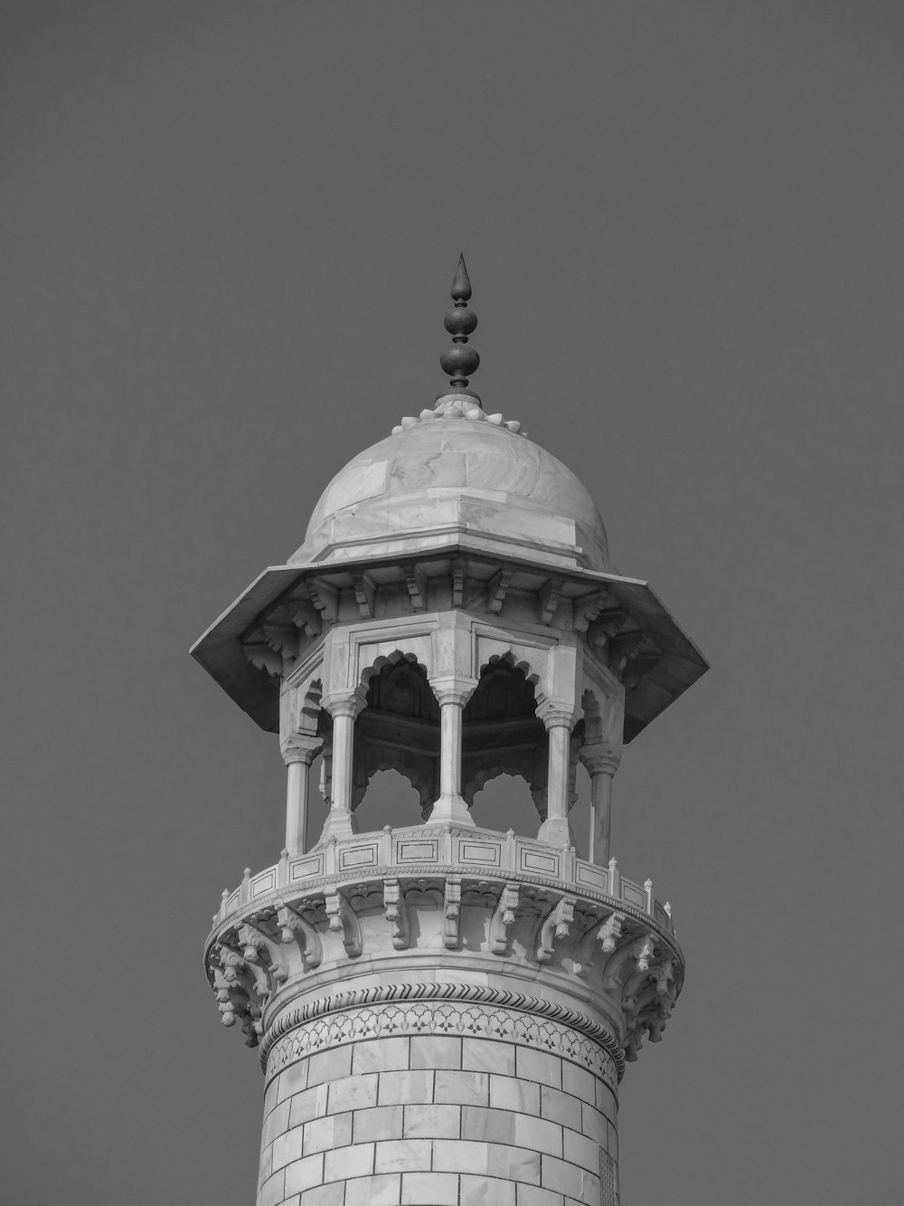 uma foto em preto e branco de uma torre do relógio