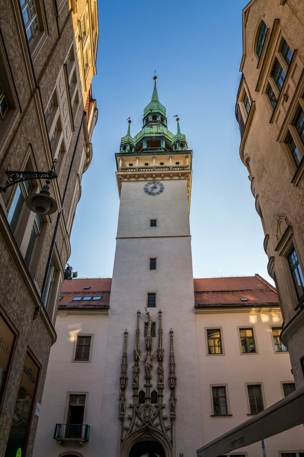 une haute tour de l’horloge dominant une ville