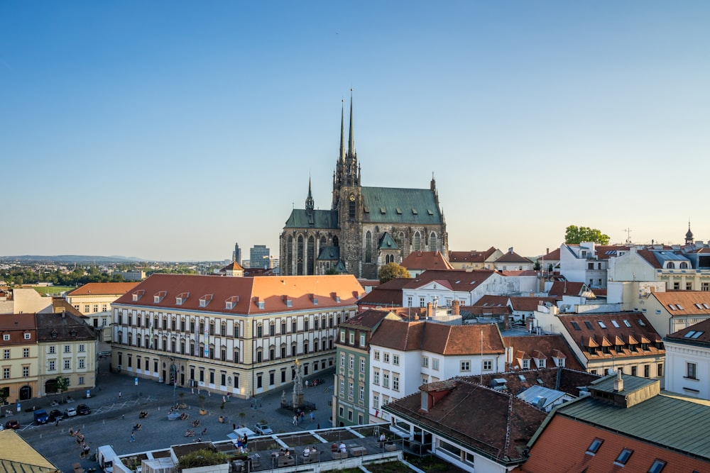 Una vista de una ciudad con una catedral al fondo