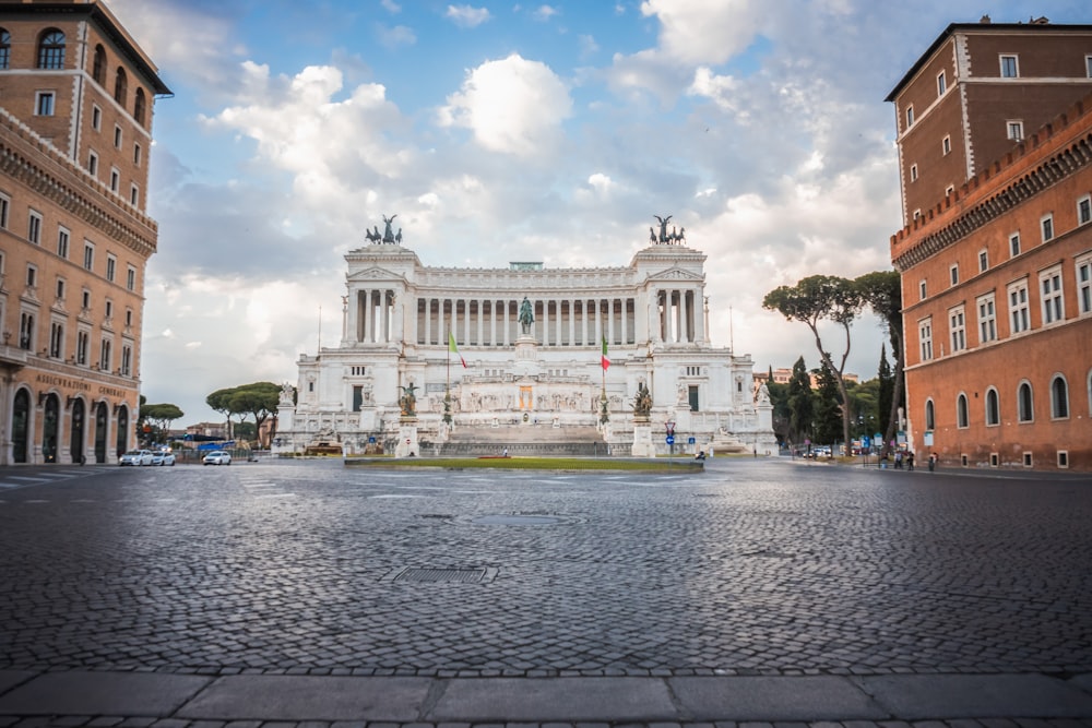 Un grande edificio bianco seduto nel mezzo di una strada