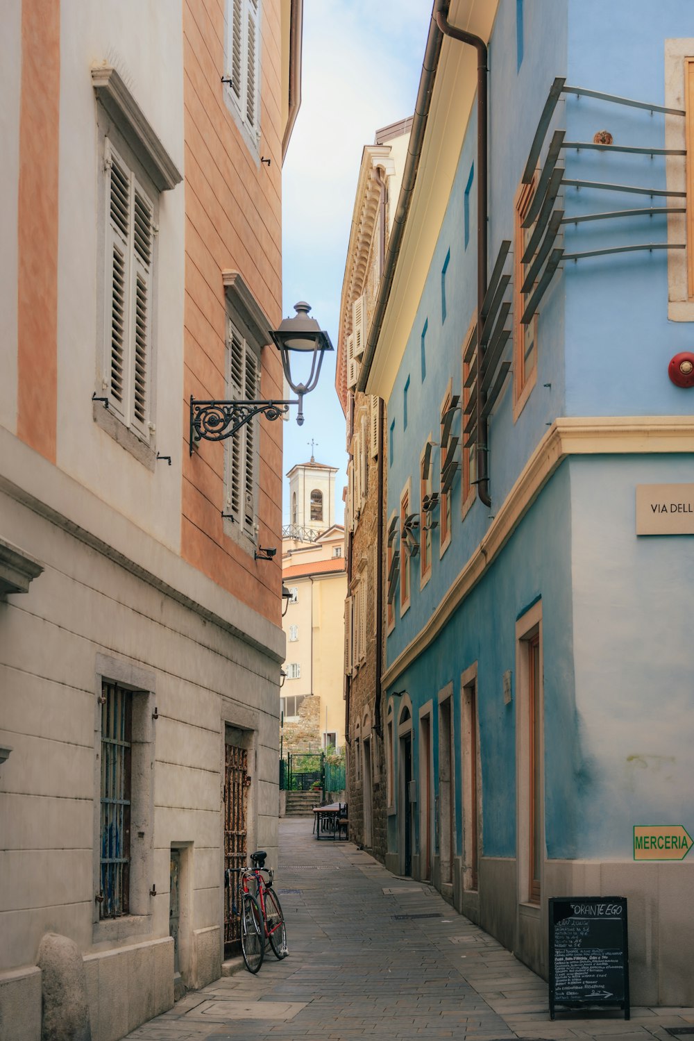 une rue étroite avec un vélo garé sur le côté