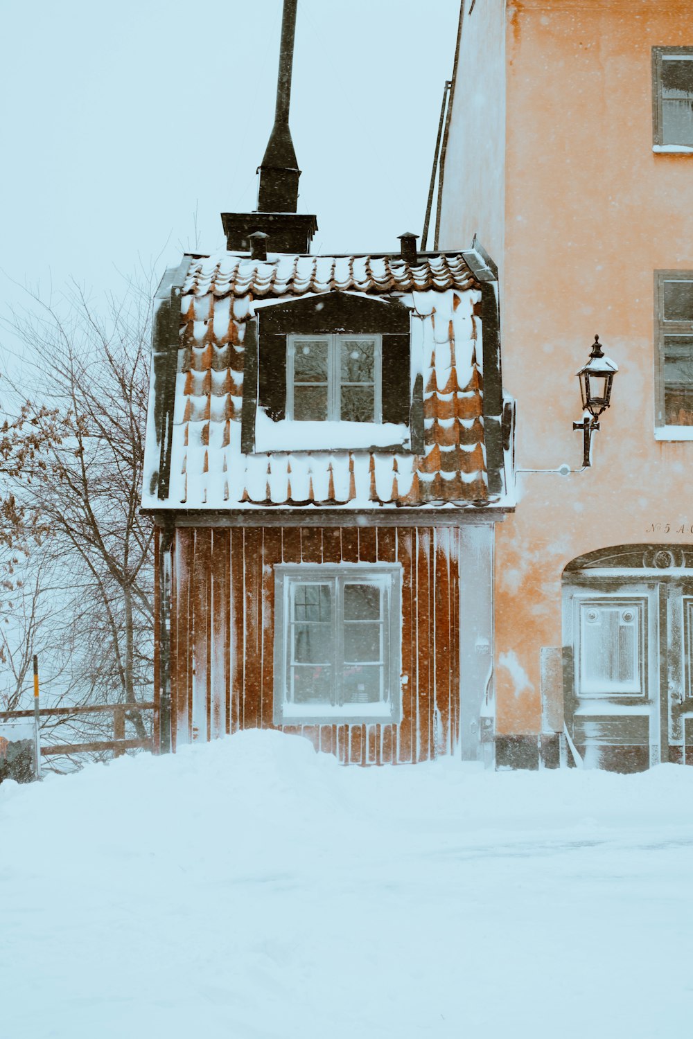 eine schneebedeckte Straße mit einem Gebäude im Hintergrund