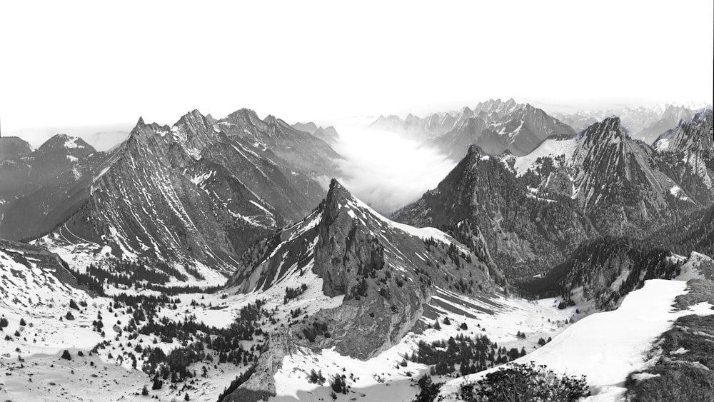 Una foto in bianco e nero di una catena montuosa