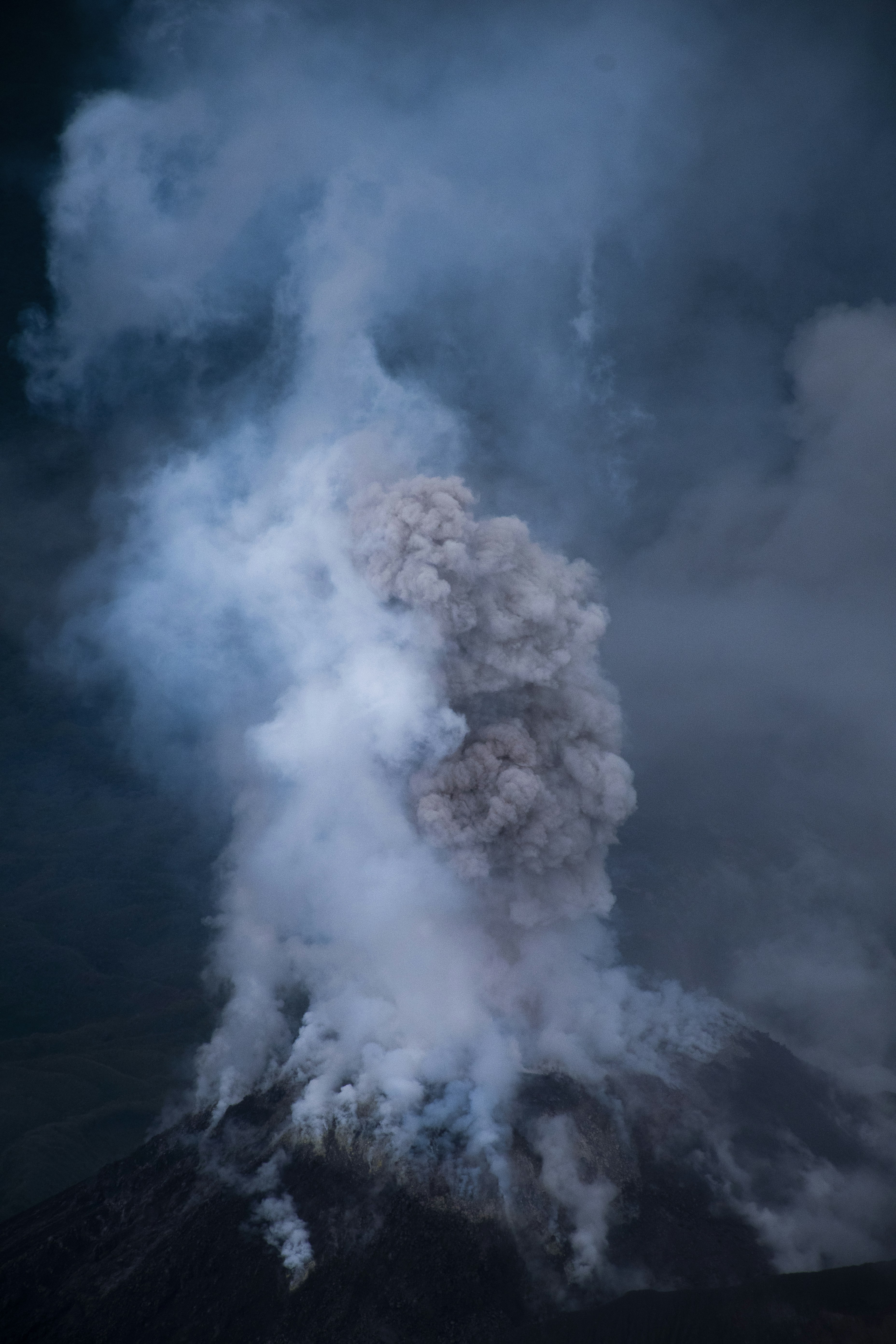 Erupsi Gunung Lewotobi Laki-Laki: Kolom Abu Setinggi 2,5 Km