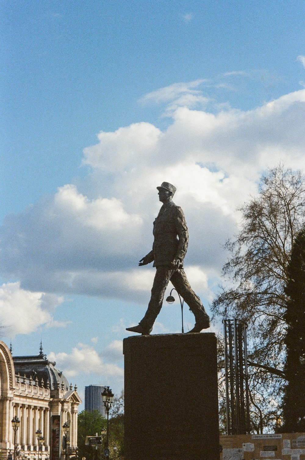 公園を歩いている男の像