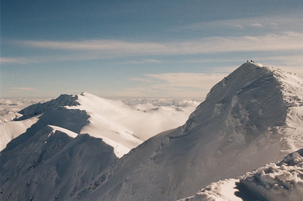 une personne sur une planche à neige au sommet d’une montagne