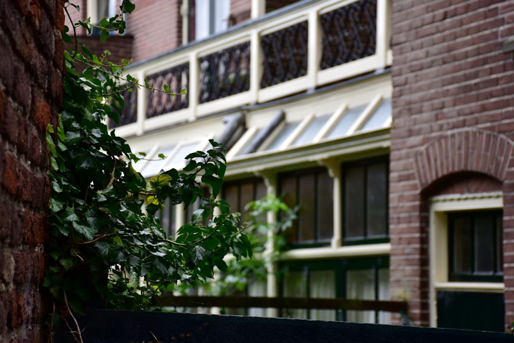 a black bench sitting next to a brick building