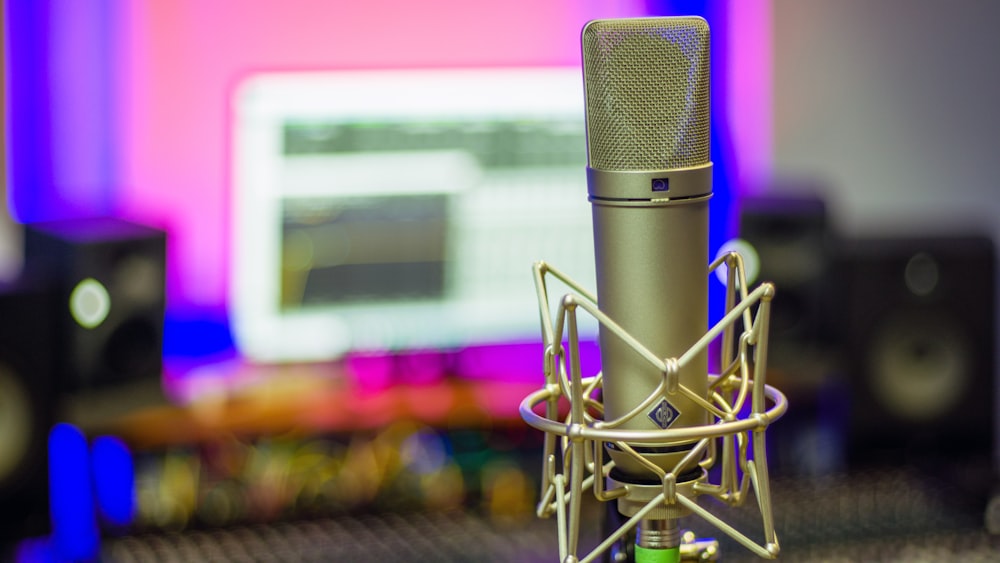 a microphone sitting on top of a table