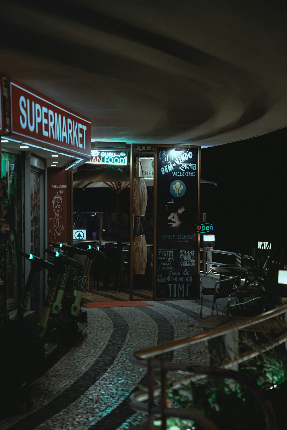 a store front with a sign that says supermarket