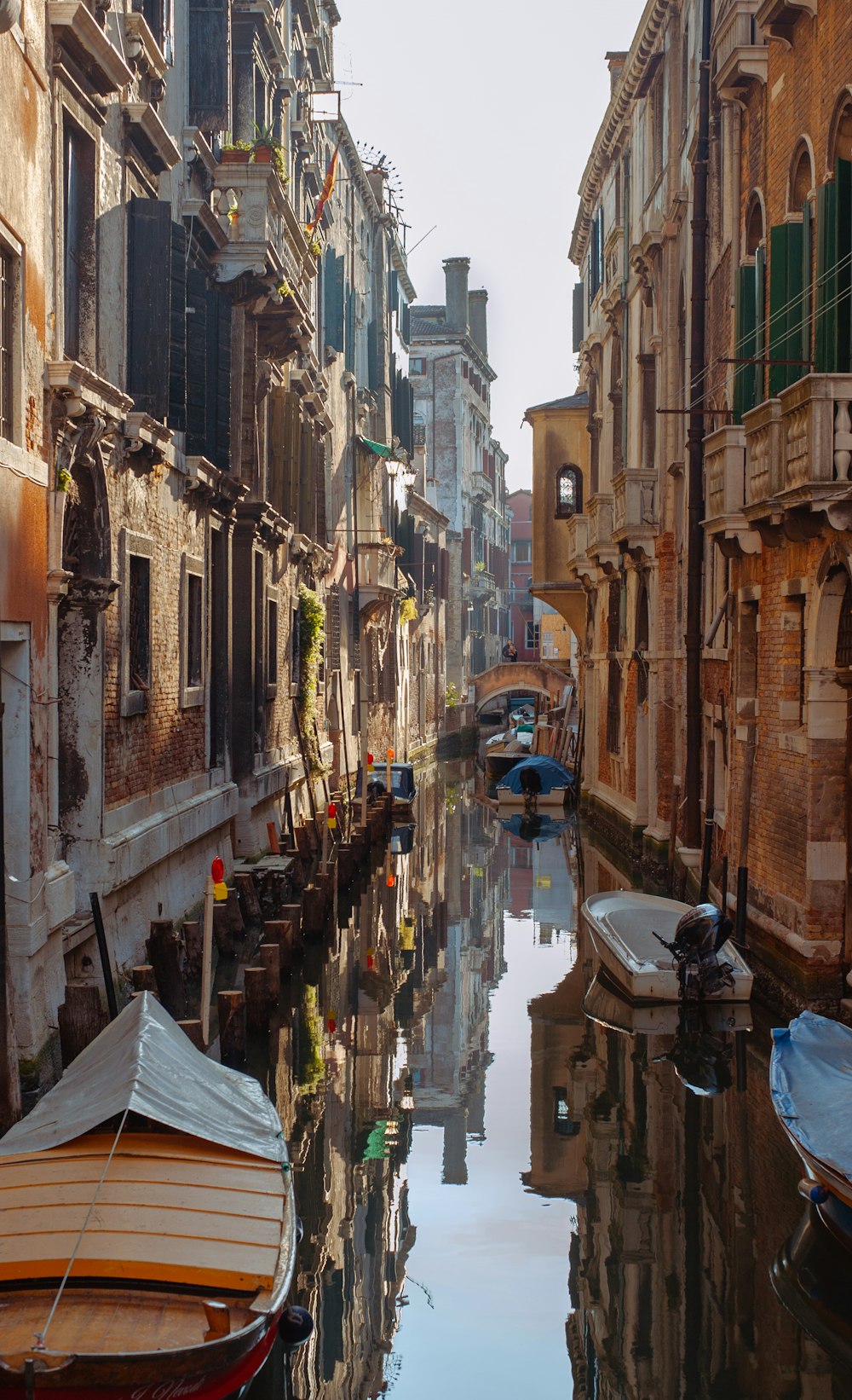 Ein schmaler Kanal in einer Stadt mit Gebäuden und Booten