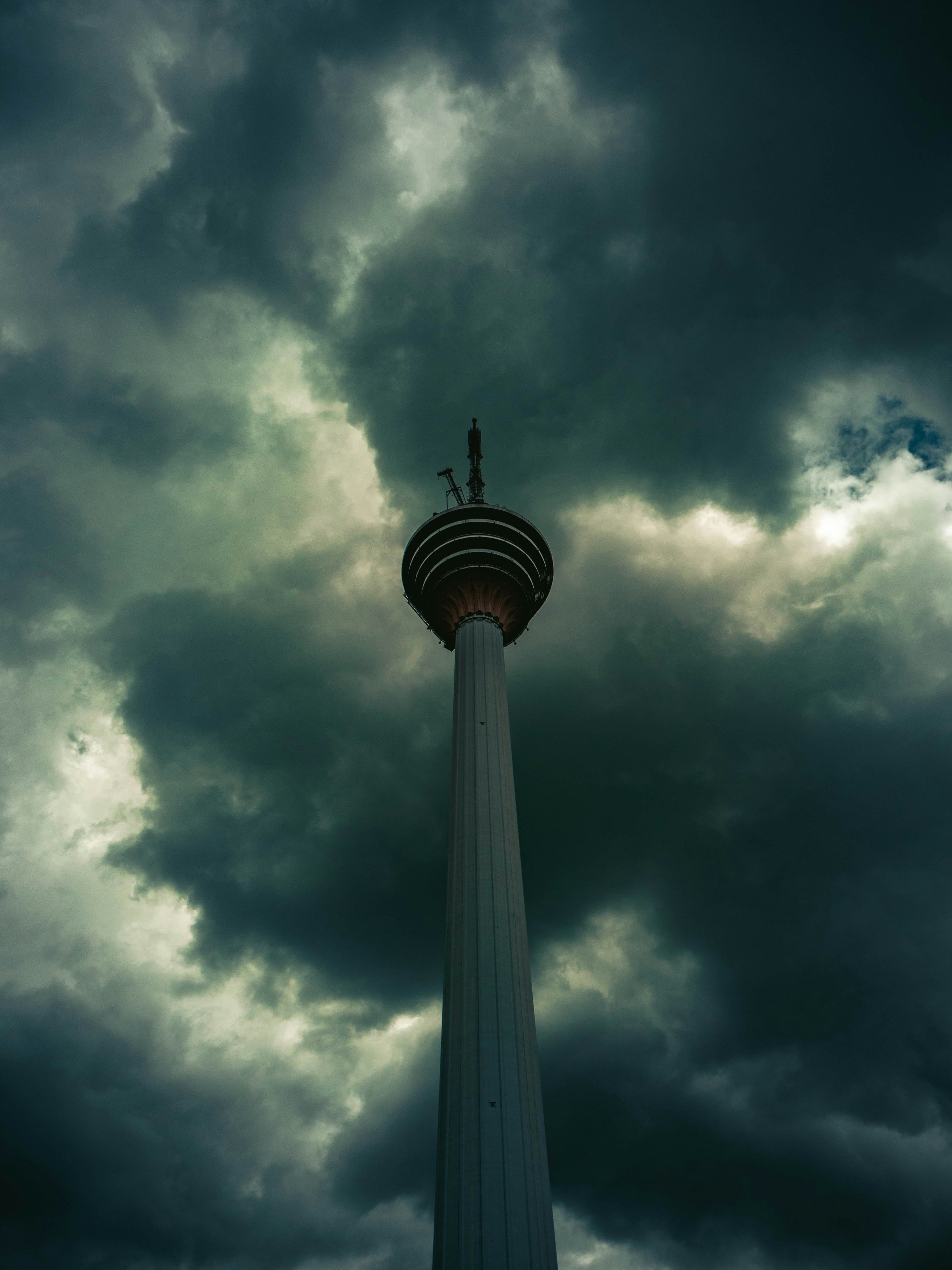 menara tinggi dengan latar belakang langit