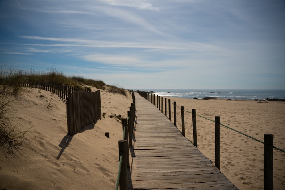 uma passarela de madeira que leva à praia