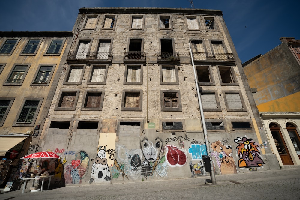 Un edificio alto con molte finestre e graffiti su di esso