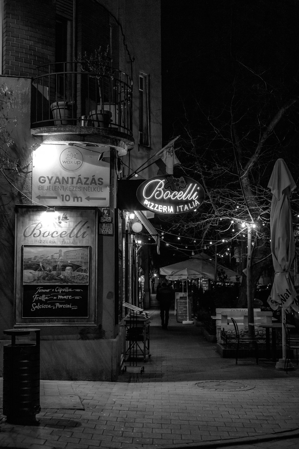 Una foto en blanco y negro de un restaurante por la noche