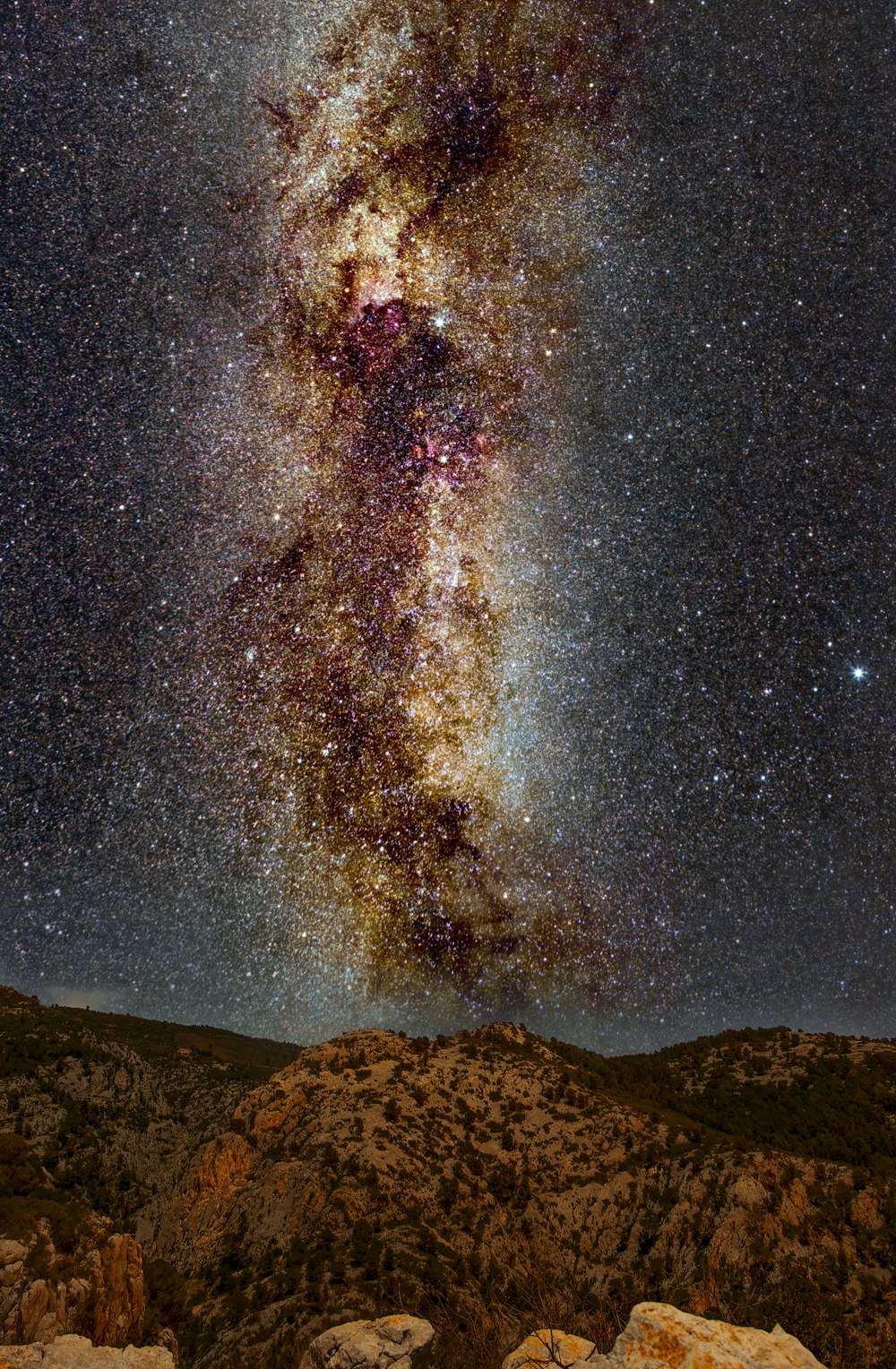 Blick auf den Nachthimmel von einem Felsvorsprung