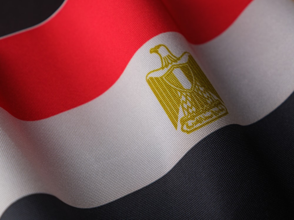 Eine Nahaufnahme der Flagge Ägyptens