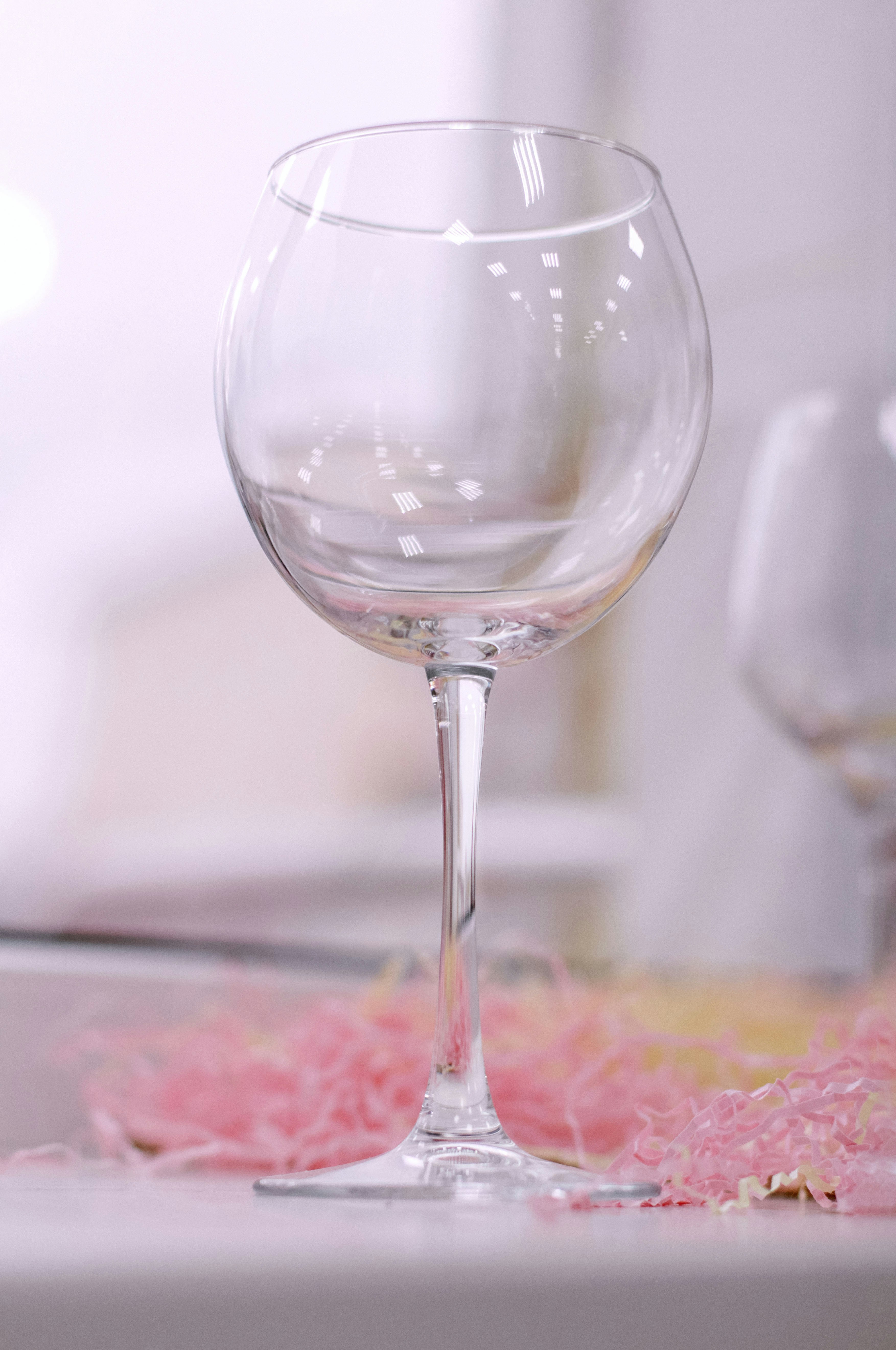 un verre de vin posé sur une table