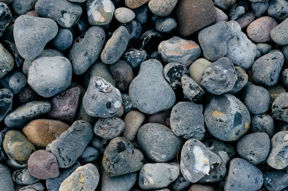 a bunch of rocks that are next to each other