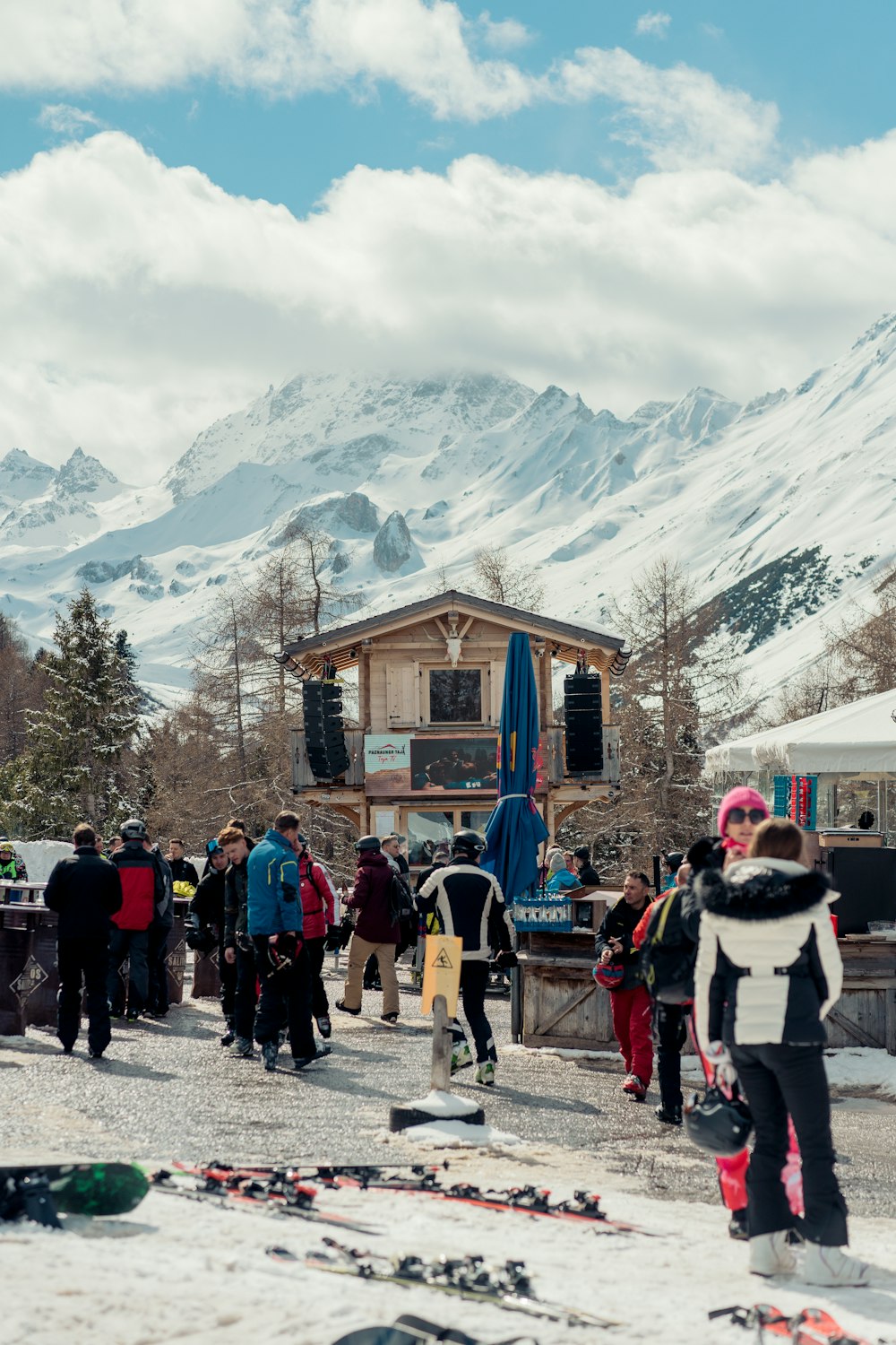 Mensen op de top van besneeuwde bergen 