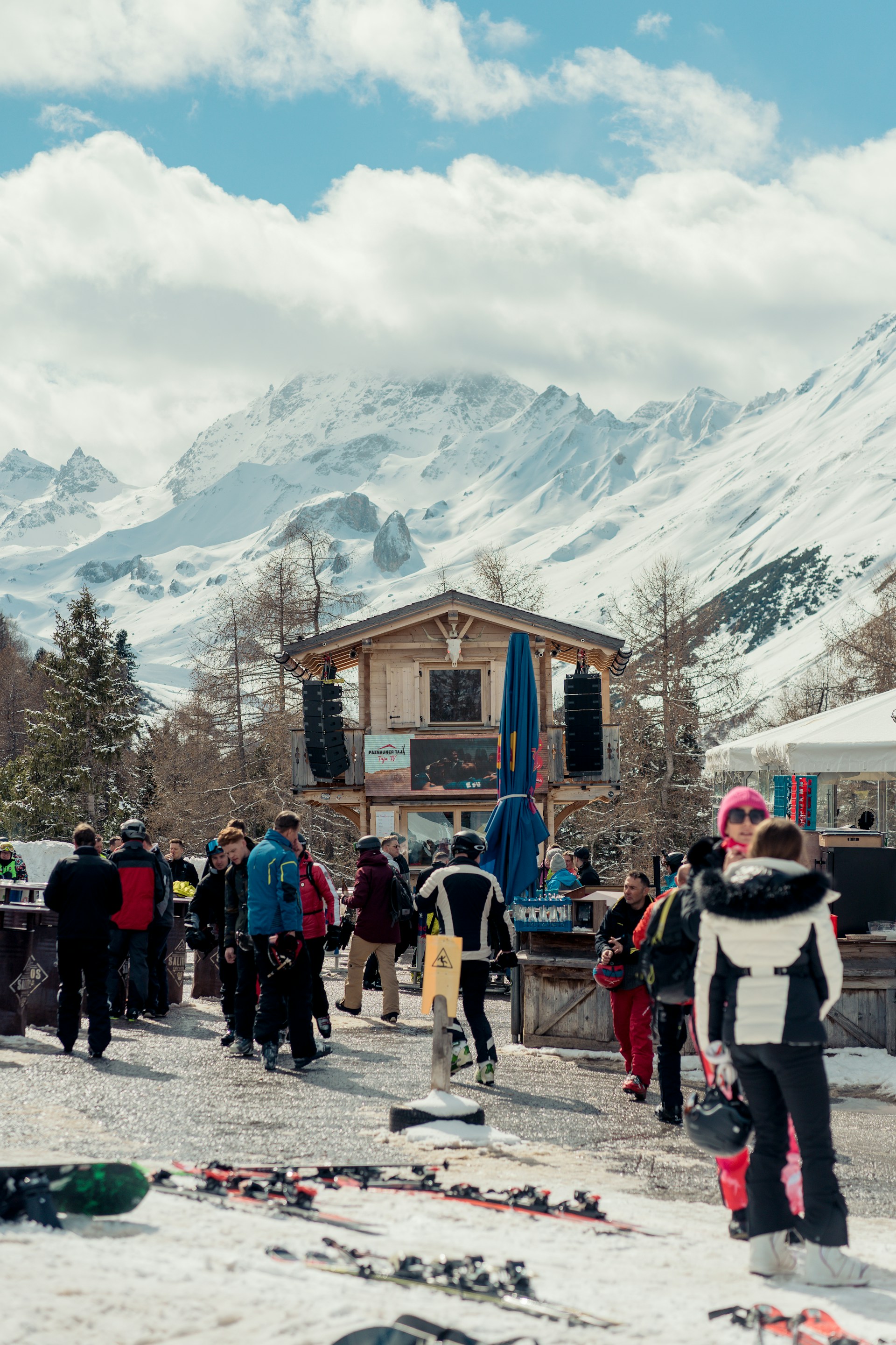 black and white bed linen