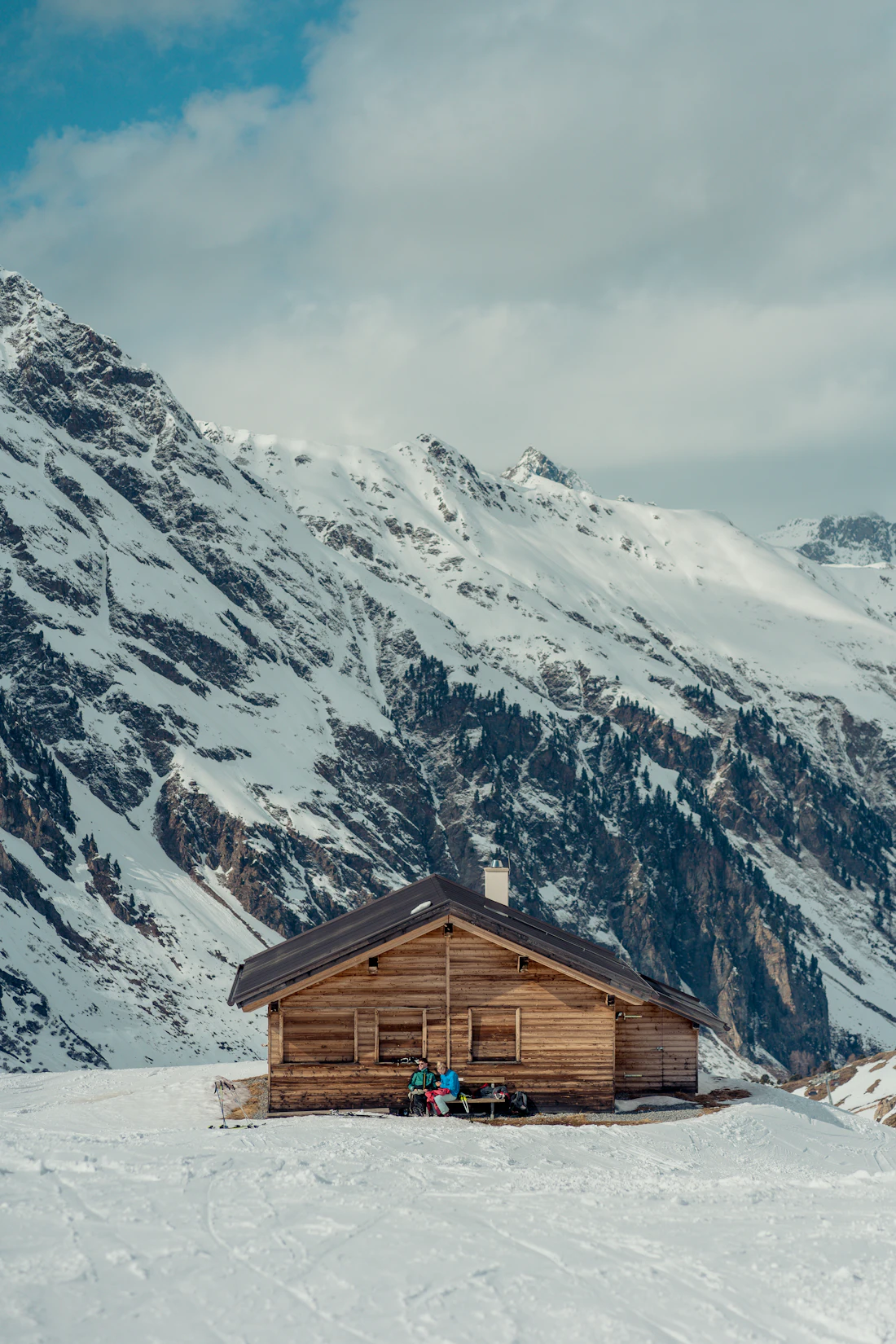 Hut in een besneeuwd berglandschap