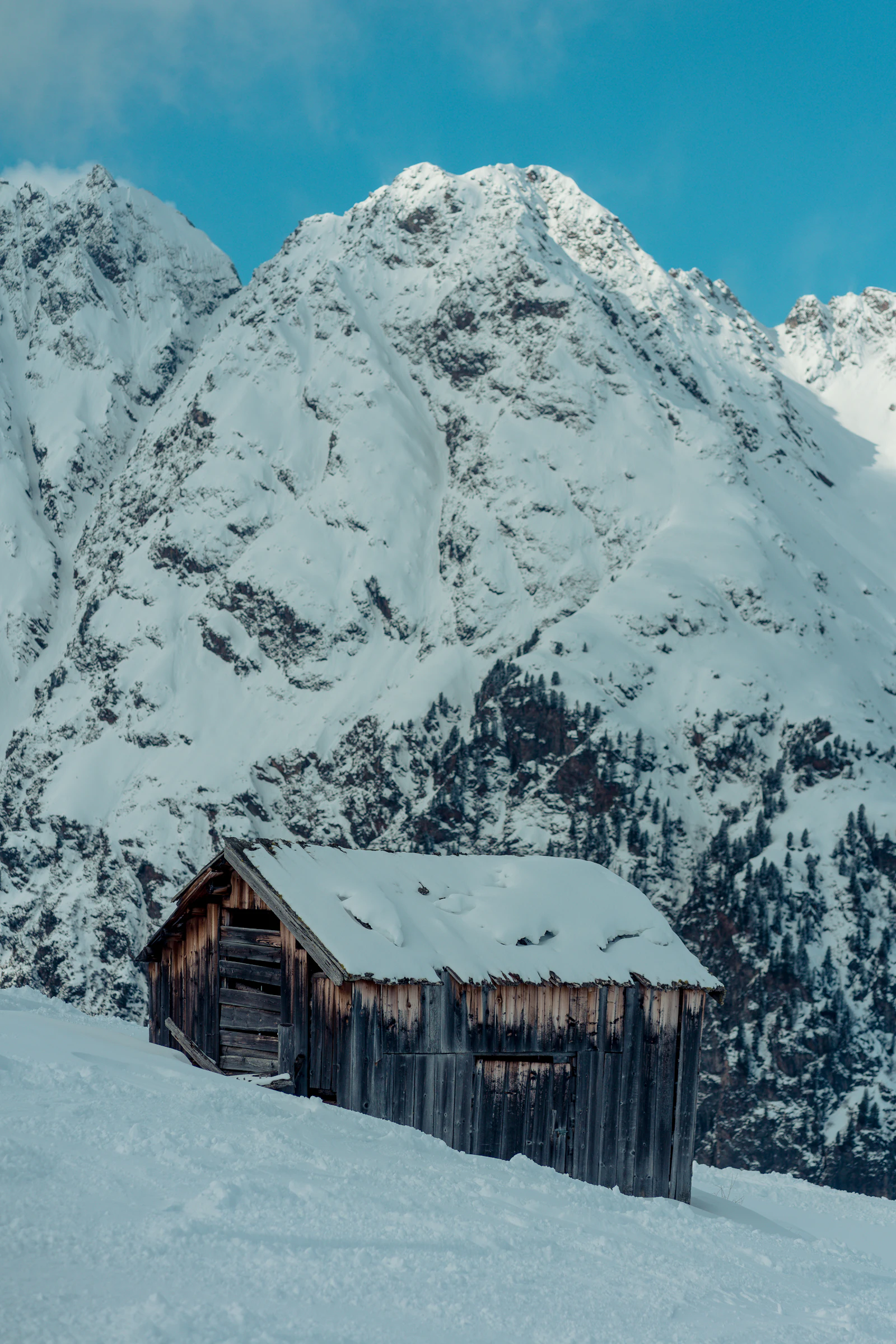Refuge de montagne devant un sommet enneig&eacute; &mdash; image d'illustration, non prise au refuge Albert 1er