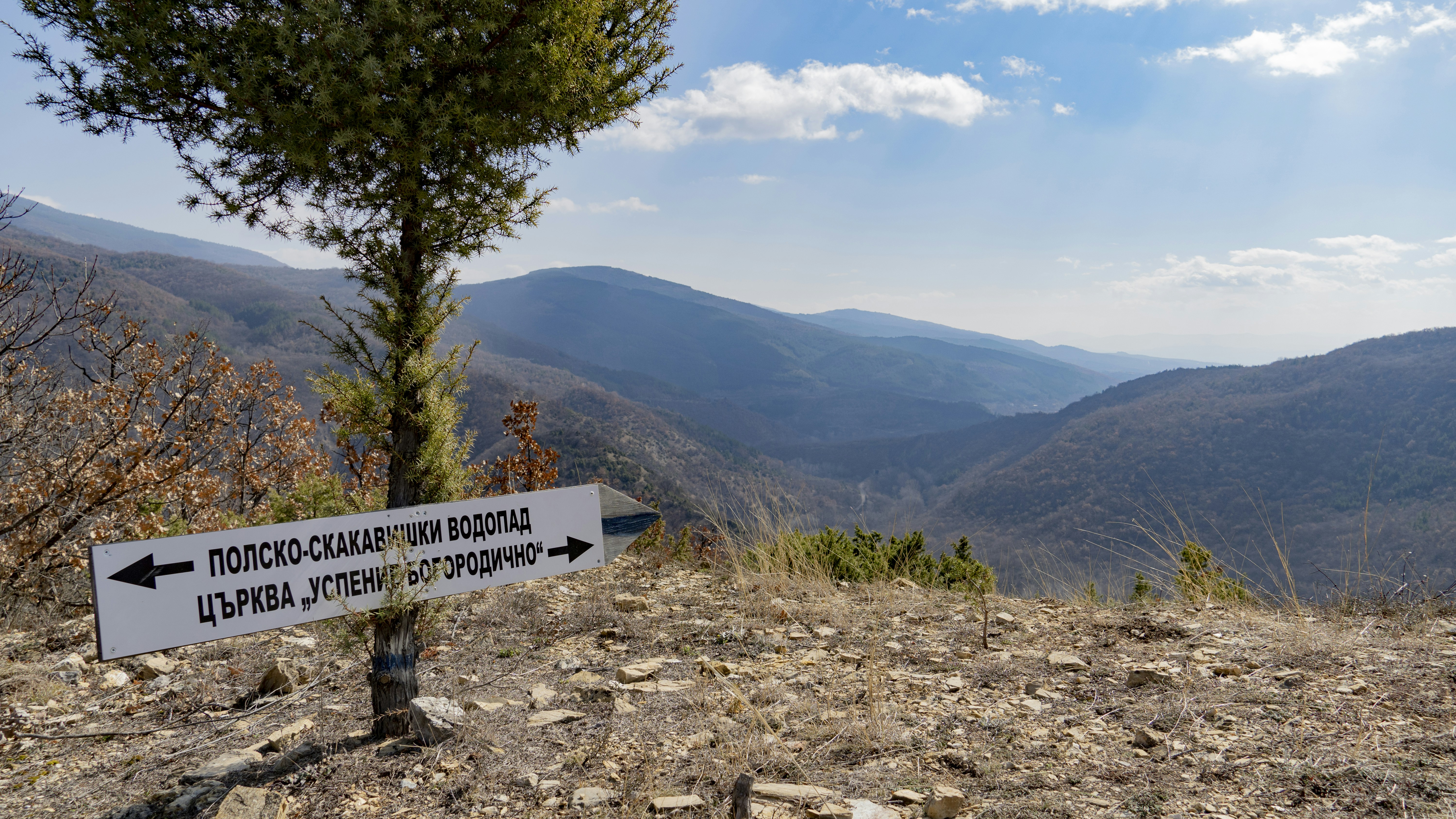 un cartello che indica due direzioni su una montagna