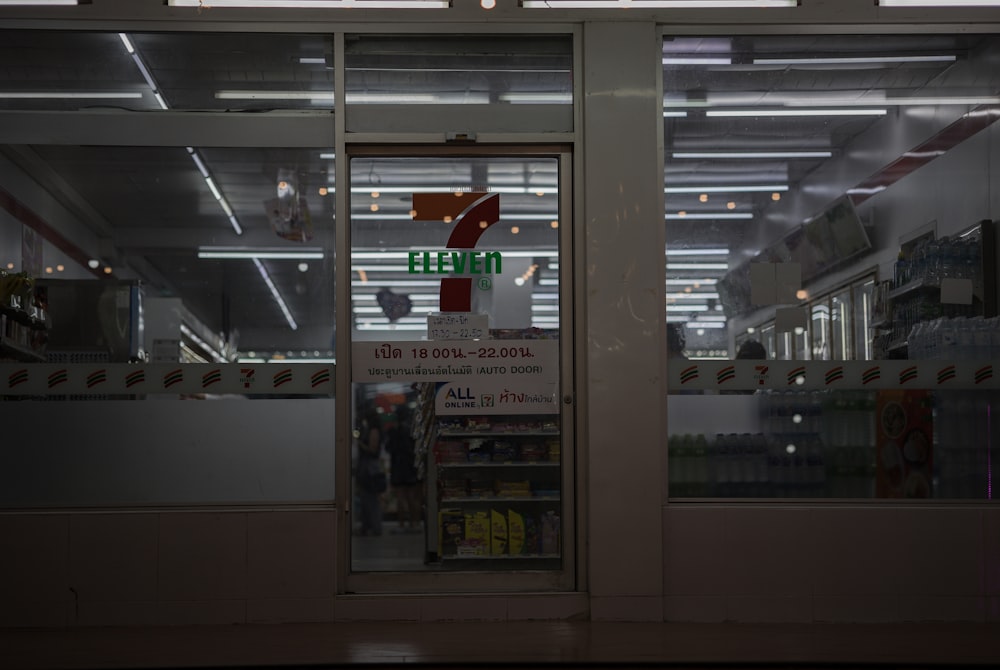 ein Schaufenster mit einem Schild mit der Aufschrift 7 eleven