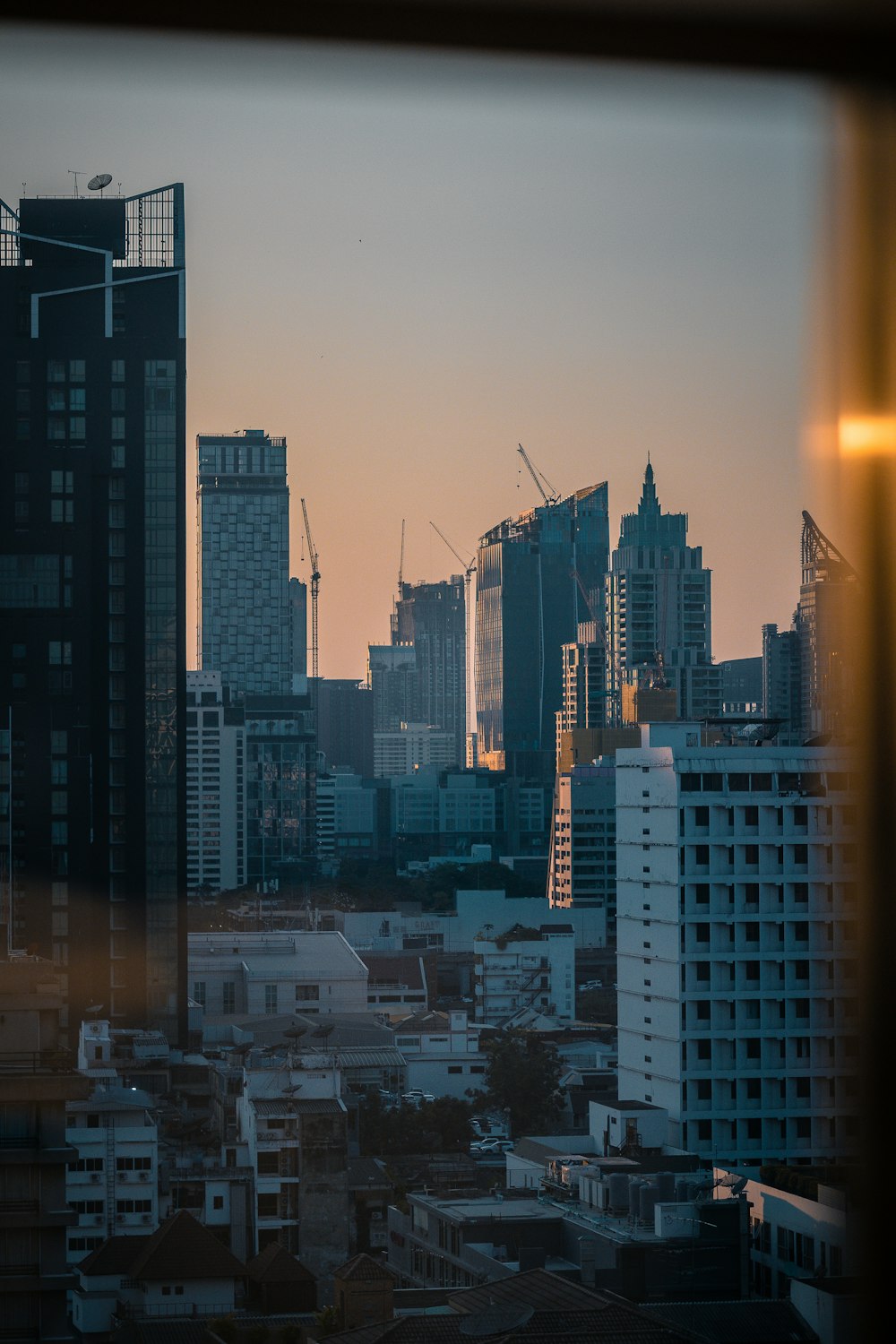 Une vue des toits d’une ville depuis une fenêtre