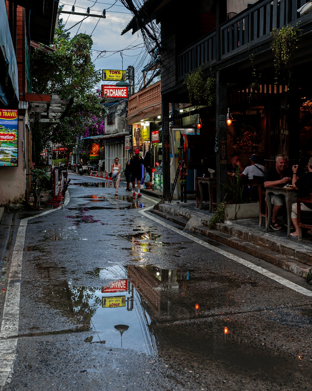 Eine Stadtstraße mit einer Wasserpfütze auf dem Boden