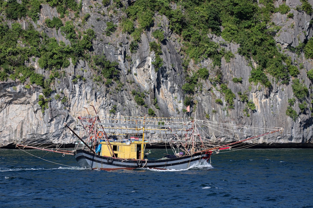 Un bateau jaune et noir dans un plan d’eau