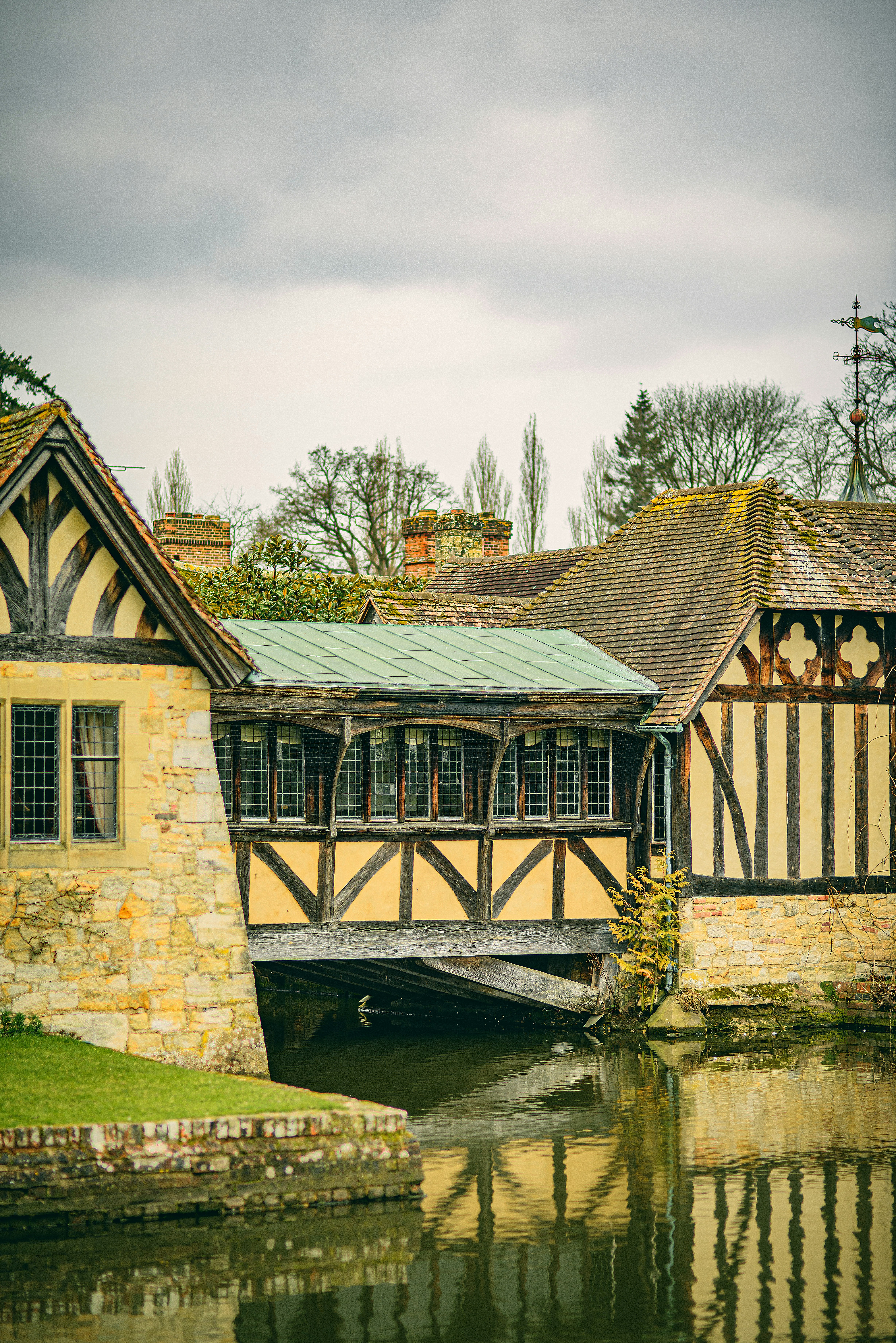 수역 위에 다리가있는 건물