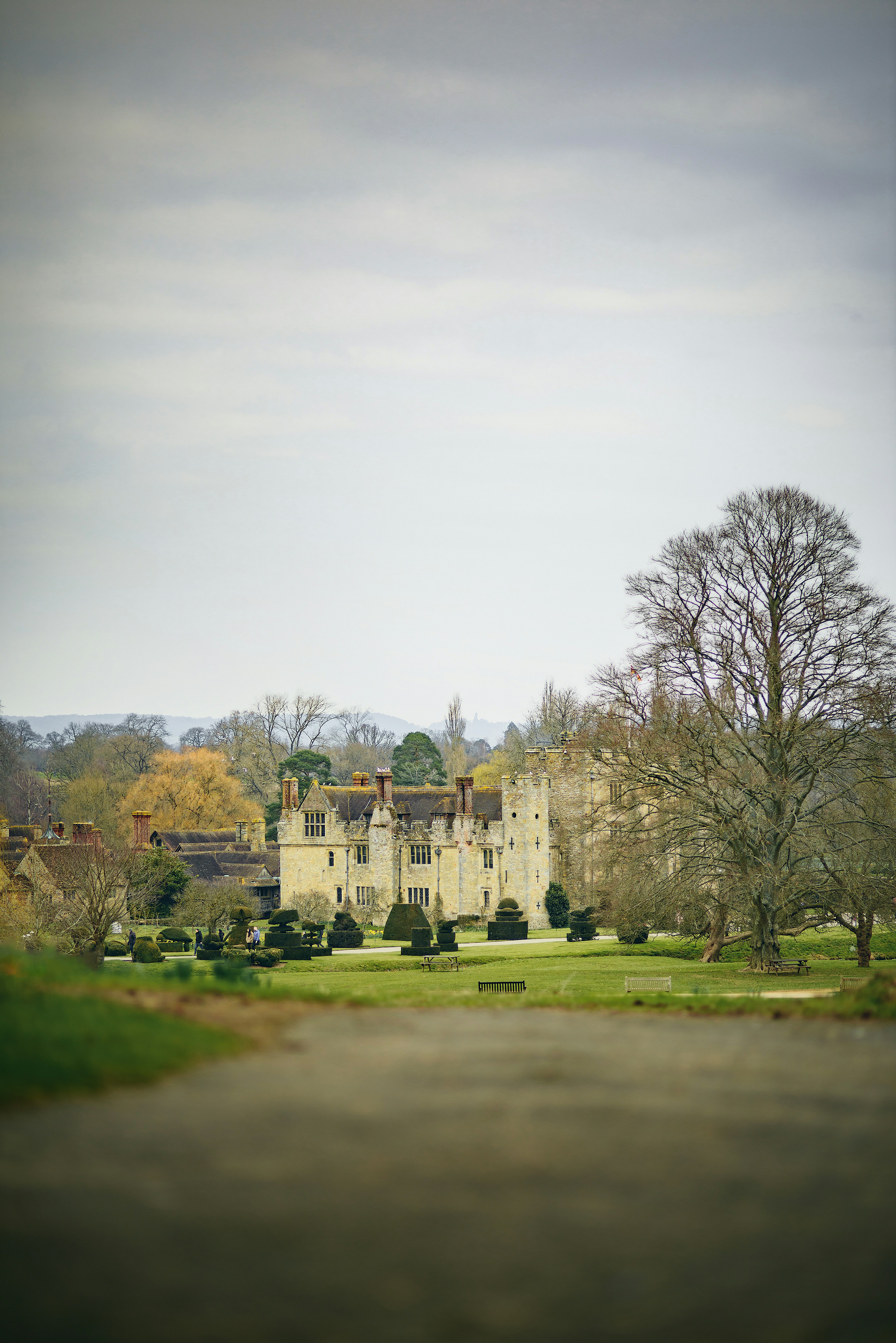 무성한 녹색 들판 위에 앉아있는 커다란 흰색 건물