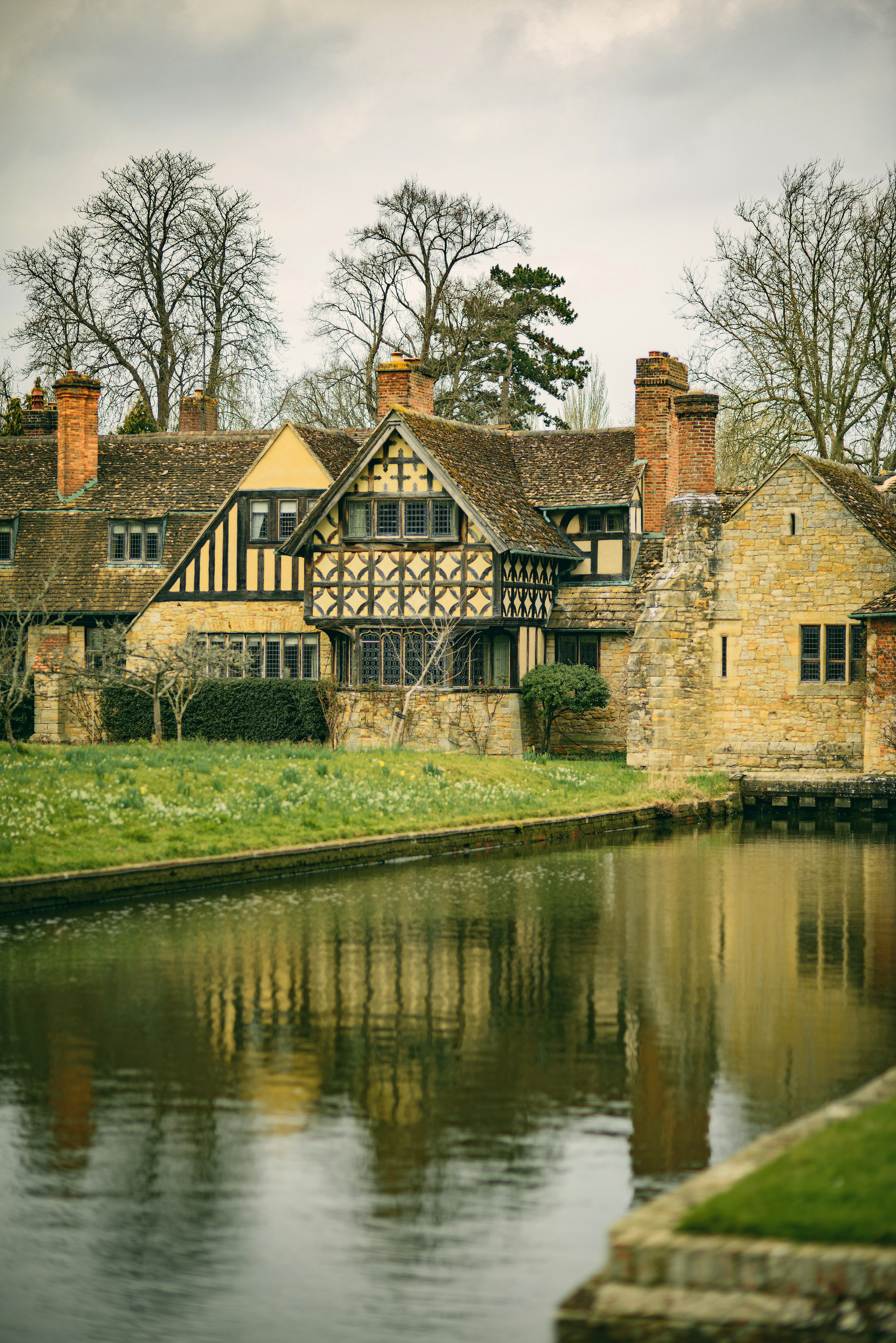 앞에 연못이있는 집