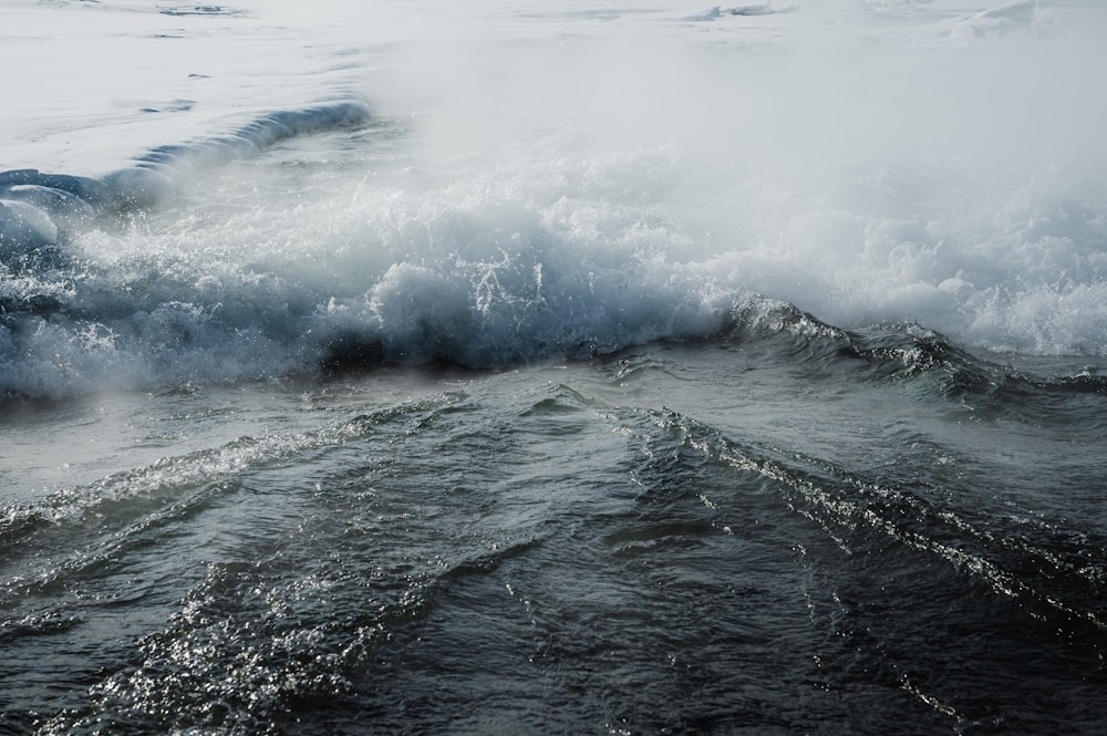 un grand plan d’eau avec une vague qui arrive