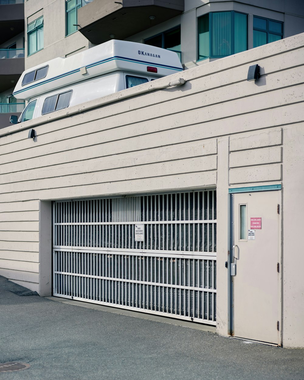 Un edificio blanco con un tren encima