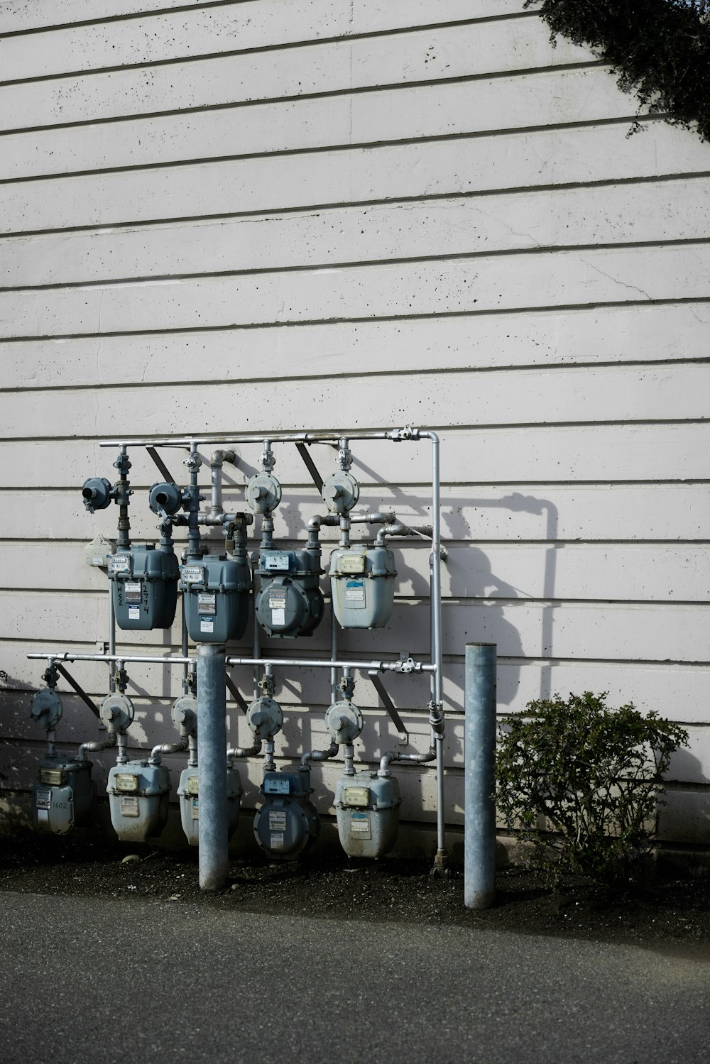 un tas de tuyaux qui sont attachés à un mur