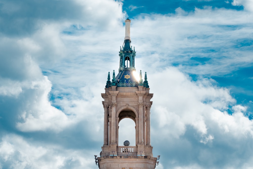 un'alta torre dell'orologio con uno sfondo del cielo