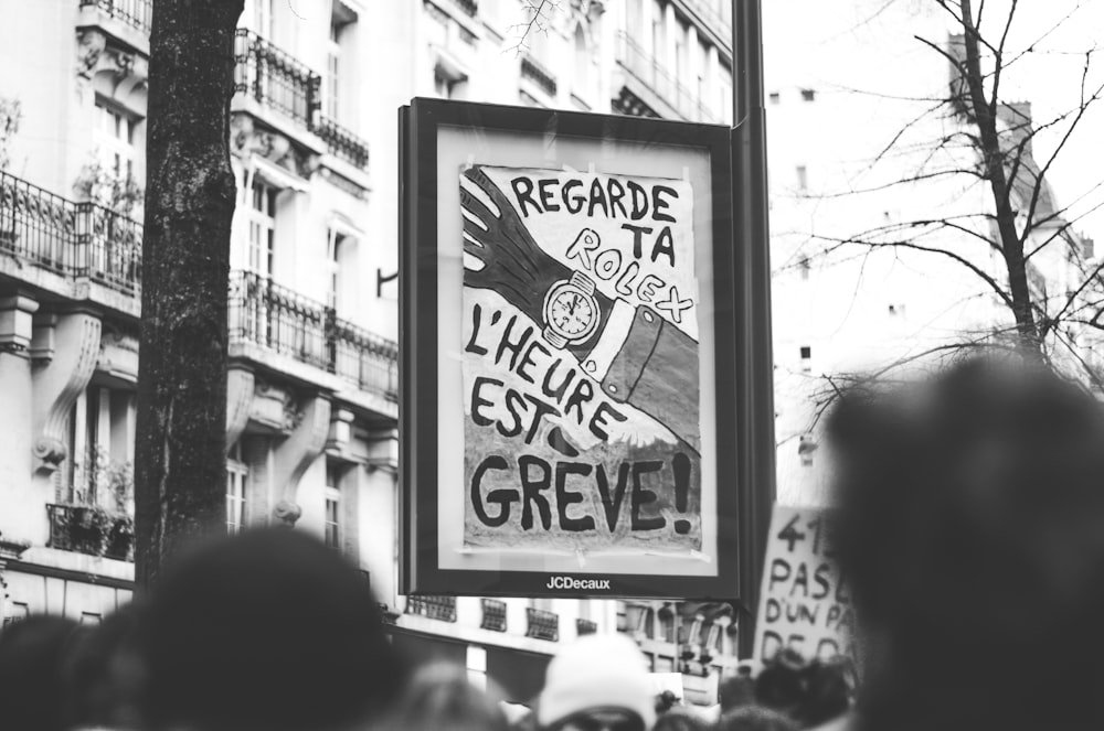 una foto in bianco e nero di un cartello di protesta
