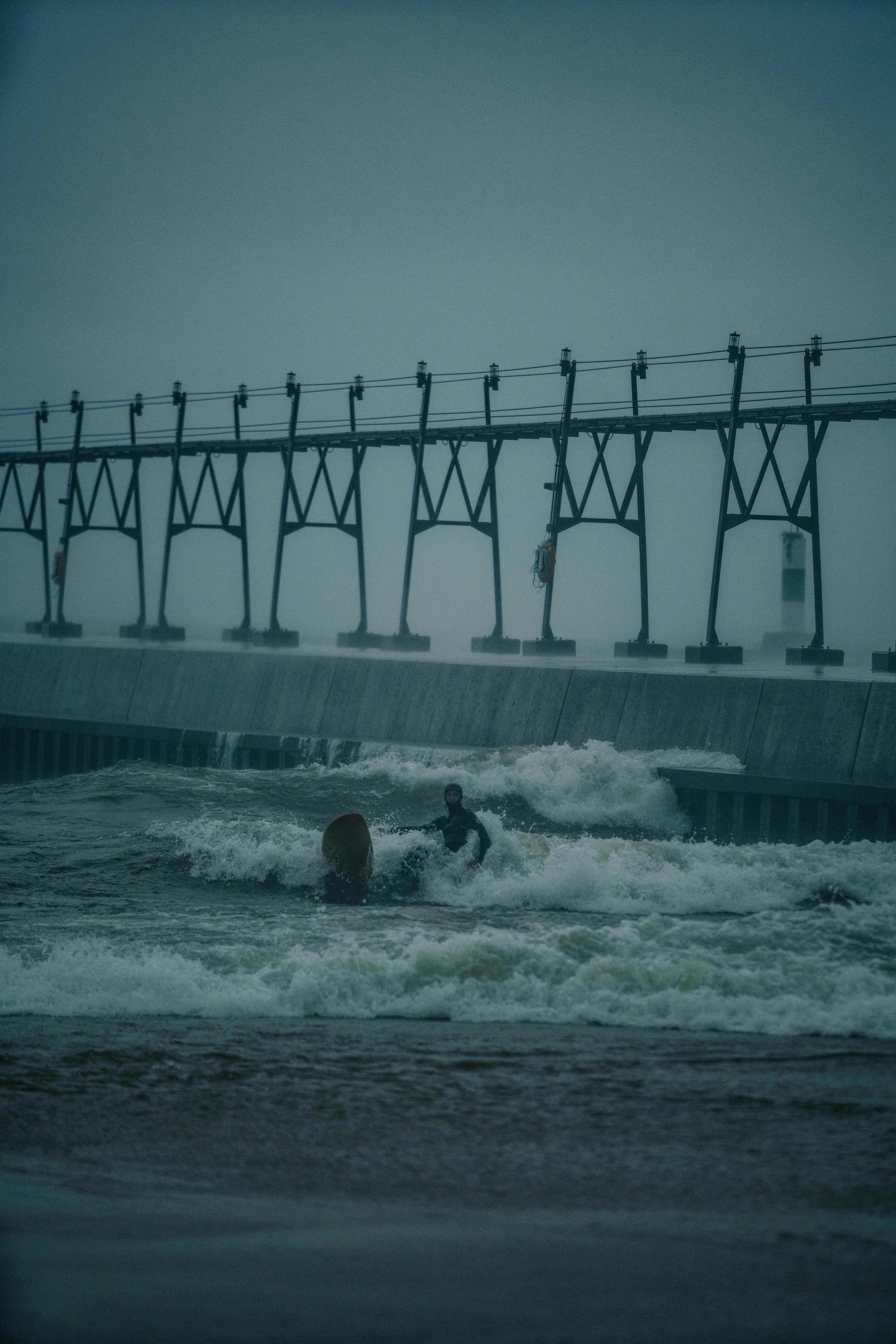 Un homme sur une planche de surf au sommet d’une vague dans l’océan