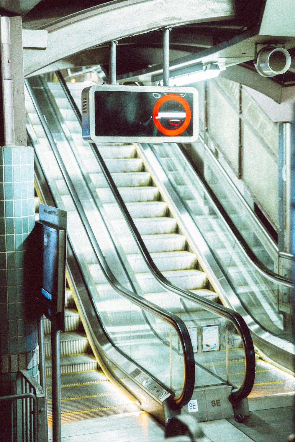 una escalera mecánica con un letrero encima