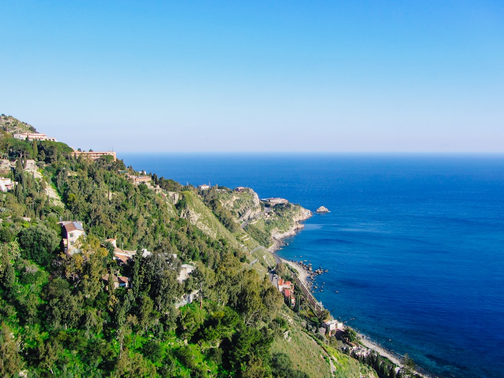 Una vista panoramica dell'oceano da una collina