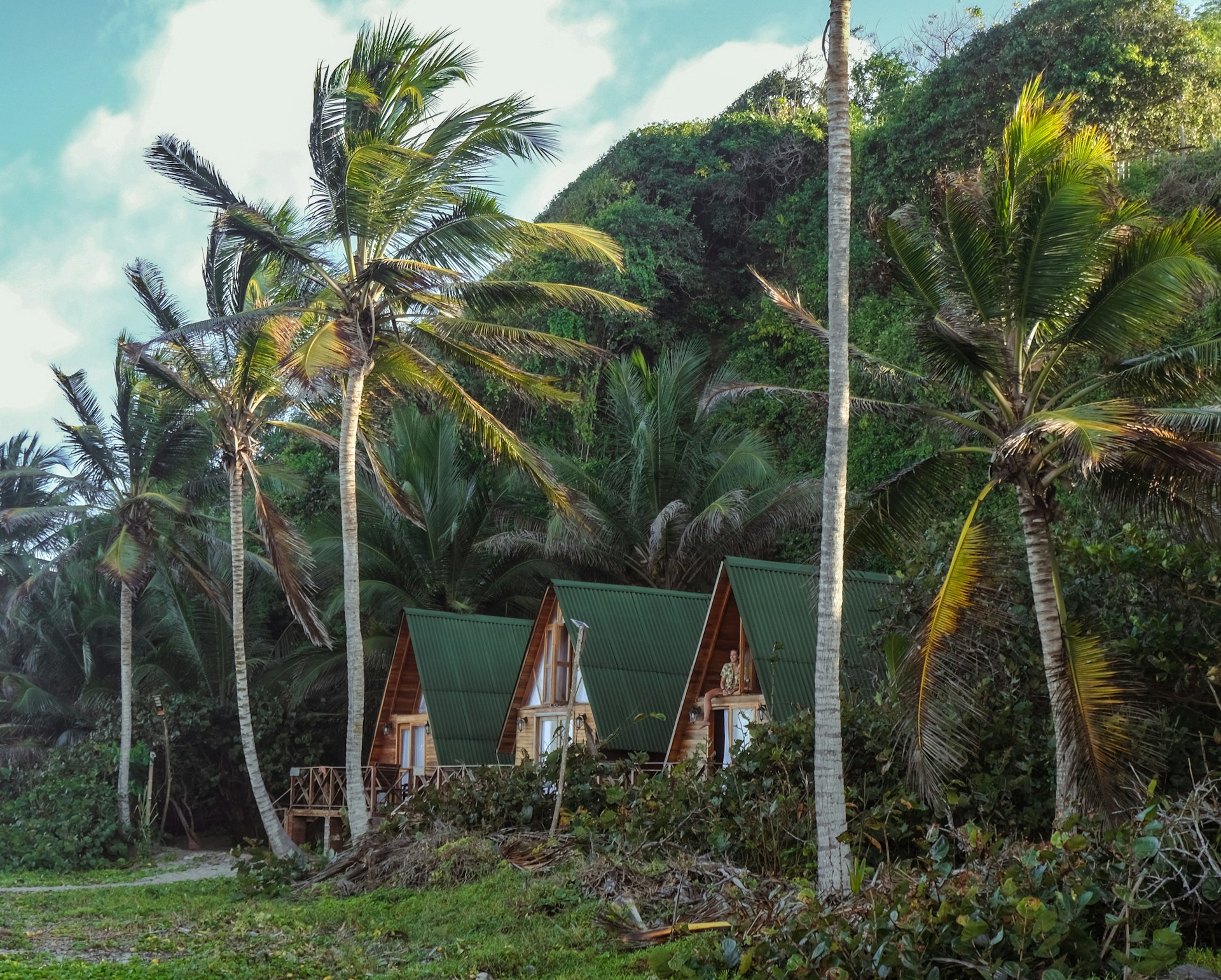 gray computer monitor