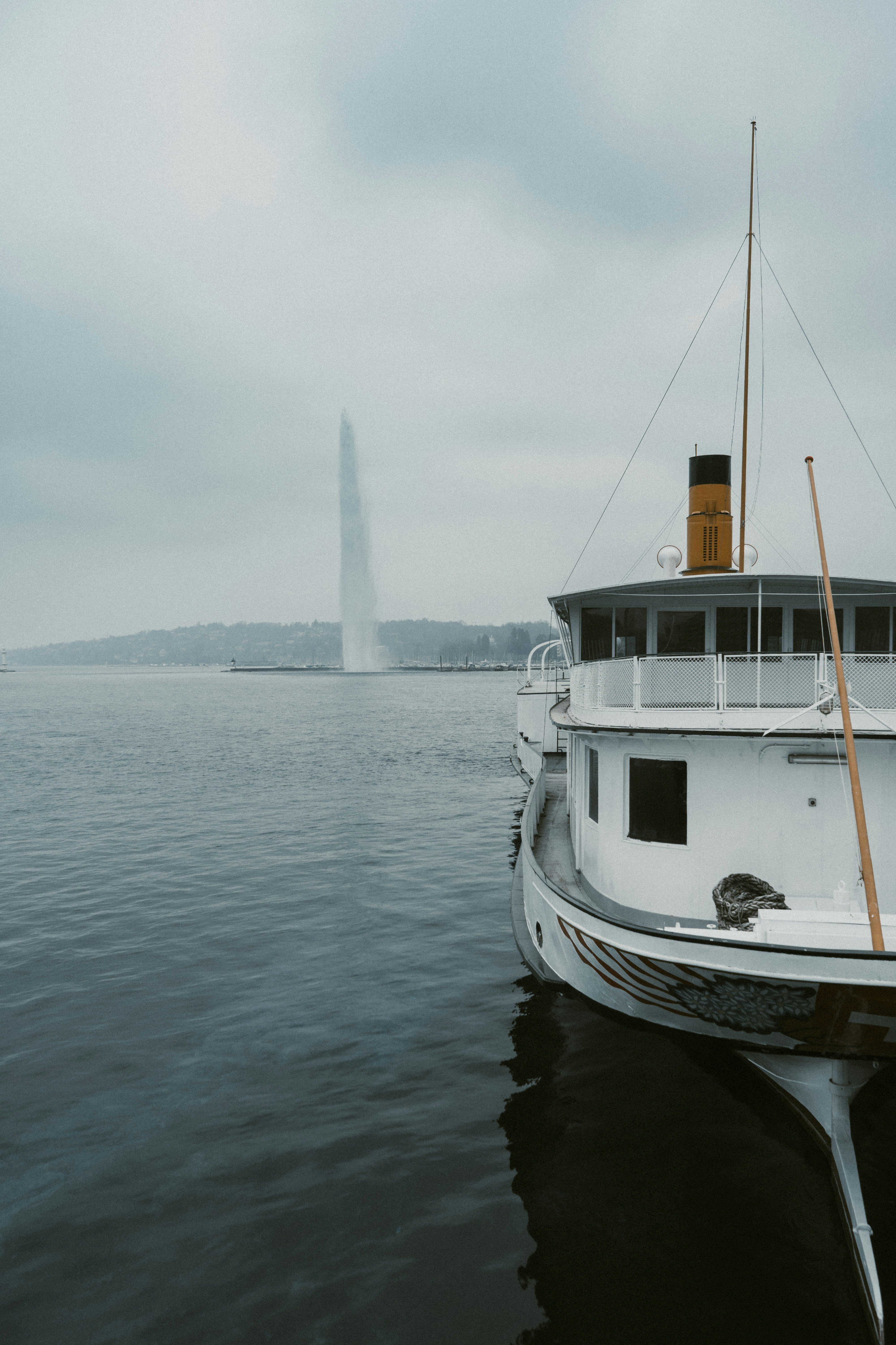 un bateau blanc flottant au-dessus d’un grand plan d’eau
